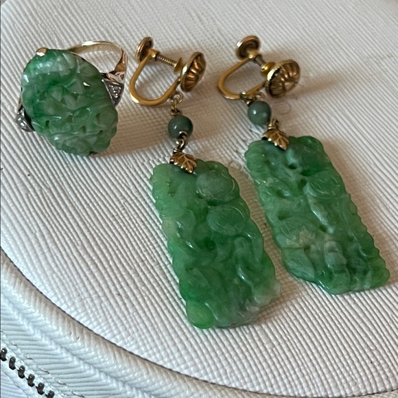 Vintage 14K Gold Carved Jadeite Dangle Panel Screw back Earrings w/Matching Ring - Picture 11 of 11